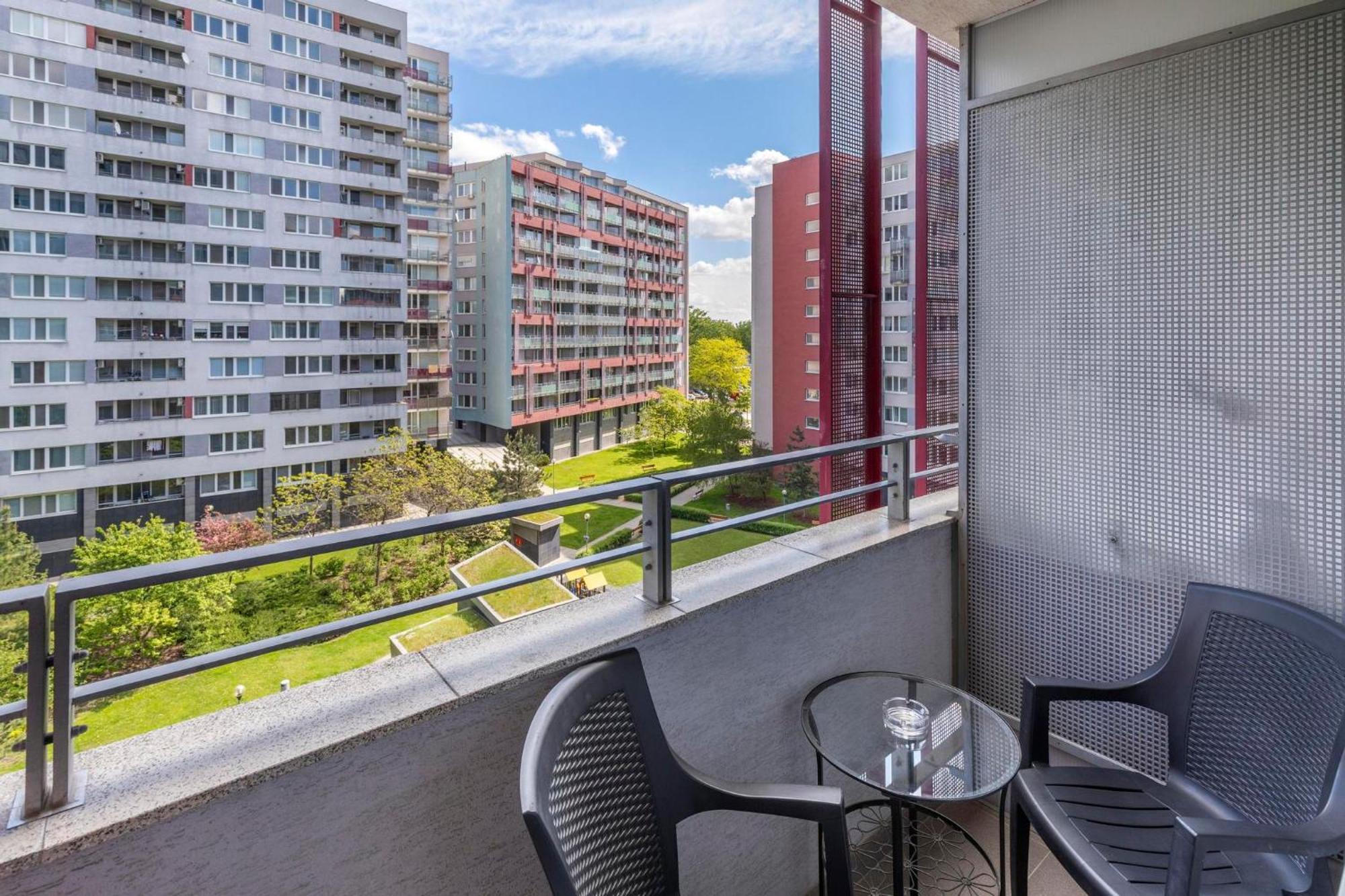 Tomato Apartment - With Free Parking Bratislava Buitenkant foto