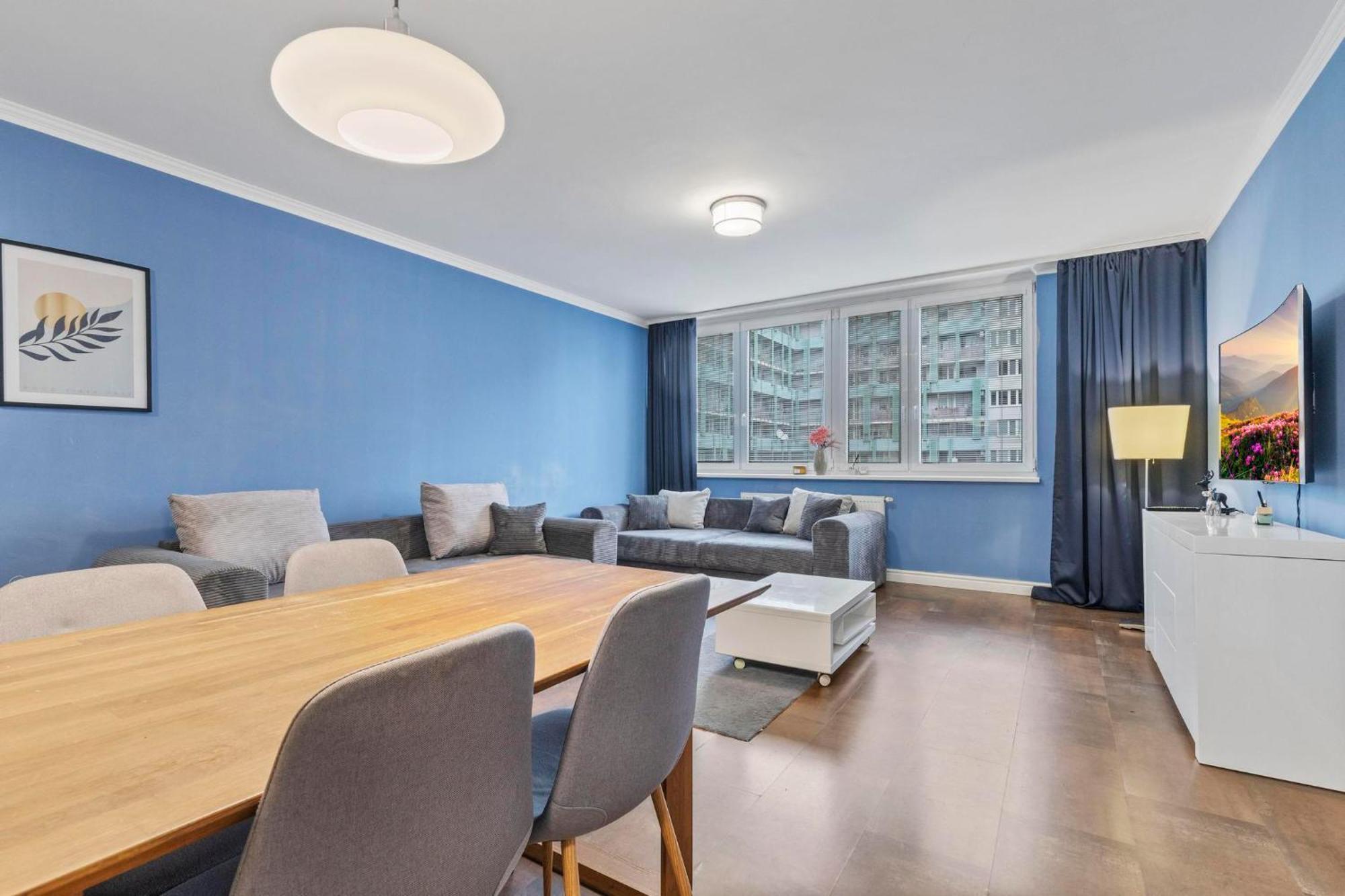 Tomato Apartment - With Free Parking Bratislava Buitenkant foto